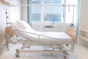 Soft-Fokus-Hintergrund des elektrisch verstellbaren Patientenbettes im Krankenzimmer foto