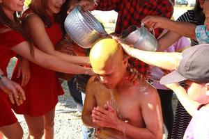 thailändische männer rasieren sich die haare für die ordinierung von mönchen – um die anmut der eltern im thailändischen buddhismus zu ersetzen – 2-2015-nakhon pathom, thailand. foto