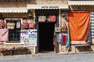 antalya türkei 20. februar 2022 nahaufnahme eines touristenladens mit taschen, souvenirs, schals und anderen dingen foto