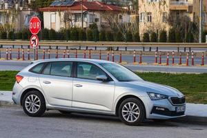 Seitentürkei 04. März 2022 Silber skoda scala parkt an einem Sommertag auf der Straße foto