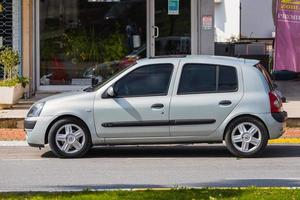 Seitentürkei 28. Februar 2022 Der silberne Renault Clio wird an einem warmen Sommertag auf der Straße geparkt foto