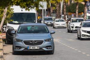 Seitentürkei 01. März 2022 Blue opel Insignia wird an einem warmen Tag auf der Straße geparkt foto