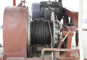 Motor, Hauptsteuerung und Schlinge für den Transport von Baumaschinen von unten auf den Berg mit - Stahlschienen, roten und hellblauen Chung-Abschleppwagen. foto