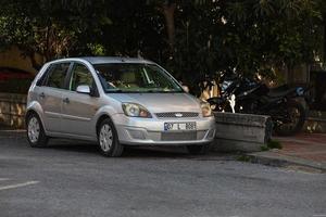 Side Turkey 01. März 2022 Silver Ford Fiesta wird an einem warmen Tag vor dem Hintergrund eines Gebäudes, Parks, auf der Straße geparkt foto