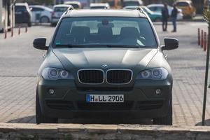 Seitentürkei 18. Februar 2022 schwarzer bmw x5 wird an einem warmen Tag auf der Straße geparkt foto