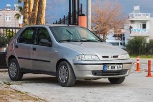 Seitentürkei 03. März 2022 Silver Fiat Albea wird an einem warmen Sommertag vor dem Hintergrund eines Ladens auf der Straße geparkt foto