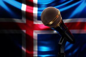 mikrofon auf dem hintergrund der nationalflagge von island, realistische 3d-illustration. foto