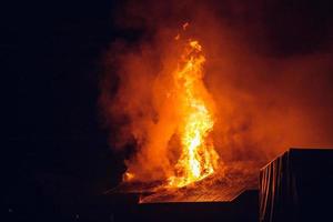 Haus brennt nachts. Themen Brandstiftung und Brände, Katastrophen und Extremereignisse. foto