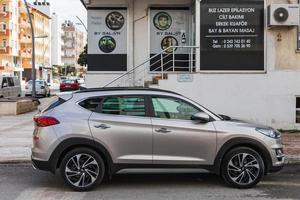 Seitentürkei 20. Februar 2022Silver Hyundai Tucson wird an einem warmen Tag vor dem Hintergrund eines Geschäftes auf der Straße geparkt foto