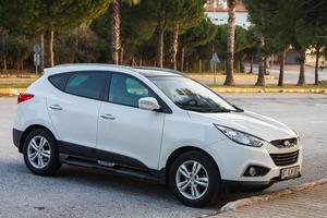 Seitentürkei 18. februar 2022 weißer hyundai ix35 wird an einem warmen sommertag vor dem hintergrund eines parks auf der straße geparkt foto