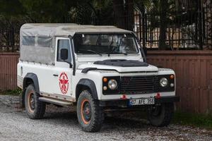 Seitentürkei 20. Februar 2022 White Land Rover Defender an einem warmen Tag auf der Straße geparkt foto