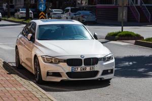 Seitentürkei 01. märz 2022 weißer bmw 3er parkt an einem sommertag auf der straße foto