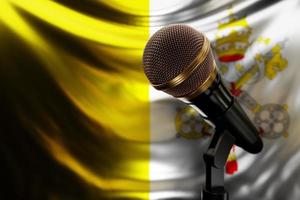 mikrofon auf dem hintergrund der nationalflagge des vatikan, realistische 3d-illustration. Musikpreis, Karaoke, Radio- und Tonstudio-Tongeräte foto