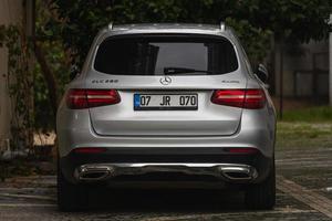 Seitentürkei 04. märz 2022 silberne mercedesbenz glc-klasse wird an einem warmen tag auf der straße geparkt, rückansicht foto