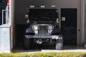 Seitentürkei 01. März 2022 schwarzer Jeep cj parkt an einem Sommertag in der Garage foto