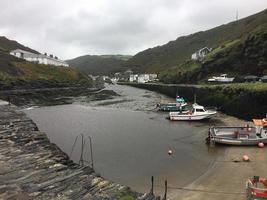 ein blick auf boscastle in cornwall an einem verregneten morgen foto