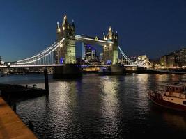 Blick auf die Tower Bridge bei Nacht foto