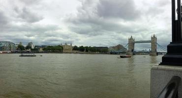 Blick auf die Tower Bridge in London foto