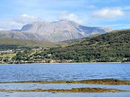 ein blick auf loch eli mit ben nevis im hintergrund foto