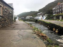 ein blick auf boscastle in cornwall an einem verregneten morgen foto