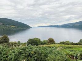 ein blick auf loch ness in schottland foto