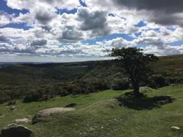 ein blick auf den dartmoor-nationalpark in devon vom gipfel foto