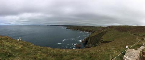 Blick auf das Meer bei Lands End in Cornwall foto