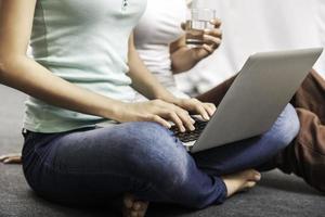 junge Frauen sitzen und benutzen Laptop