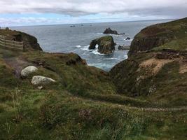 Blick auf das Meer bei Lands End in Cornwall foto