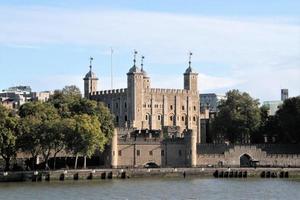 ein blick auf den tower of london über die themse foto