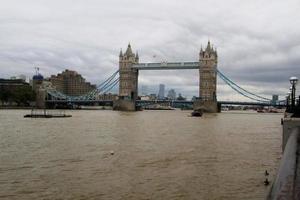 Blick auf die Tower Bridge in London foto