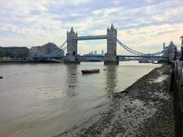 Blick auf die Tower Bridge in London foto