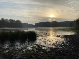 ein blick auf einen sonnenuntergang bei brown moss in der nähe von whitchurch in shropshire foto