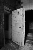 alte Tür in einer verlassenen Brauerei foto