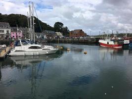 padstow in cornwall im august 2020. ein blick auf den hafen von padstow mit all den fischerbooten foto