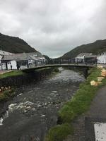 ein blick auf boscastle in cornwall an einem verregneten morgen foto