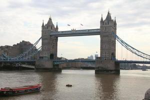 Blick auf die Tower Bridge in London foto