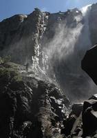 schöner wasserfall im yosemite nationalpark foto