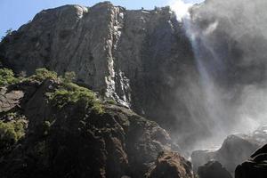 schöner wasserfall im yosemite nationalpark foto