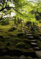 Treppen, die durch einen japanischen Garten in Kyoto, Japan führen foto