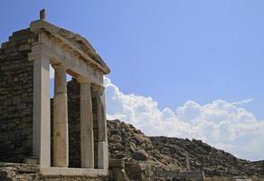 antike griechische architektur auf der insel delos vor der küste von mykonos, griechenland foto