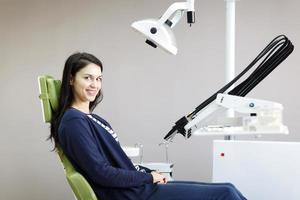 lächelndes Mädchen in der Zahnarztpraxis foto