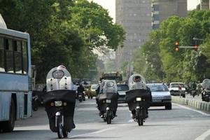 teheran, iran - 12. juni 2019 - viel verkehr mit vielen motorrädern in den straßen von teheran, iran. Teheran gilt als eine der am stärksten verschmutzten Städte der Welt, und der Verkehr trägt wesentlich dazu bei. foto