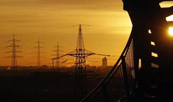 Stromleitungen in einem deutschen Industriegebiet foto
