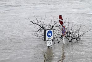 Extremwetter - überflutete Fußgängerzone in Köln, Deutschland foto