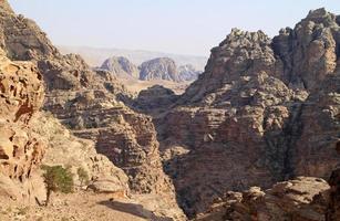 die zerklüftete landschaft rund um petra, jordanien foto