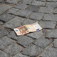 Bargeld auf der Straße verloren foto