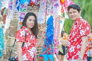 thailändische familie nimmt an alten traditionellen aktivitäten in einem tempel während des songkran-festivals in chiang mai nordthailand teil sehr berühmtes ereignis thailands foto