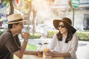 asiatische paare reisen gerne im café - glückliche junge leute im urlaubskonzept foto