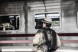 Reisemann warten Zug am Bahnsteig - Menschen Urlaub Lifestyle-Aktivitäten am Bahnhof Transportkonzept foto